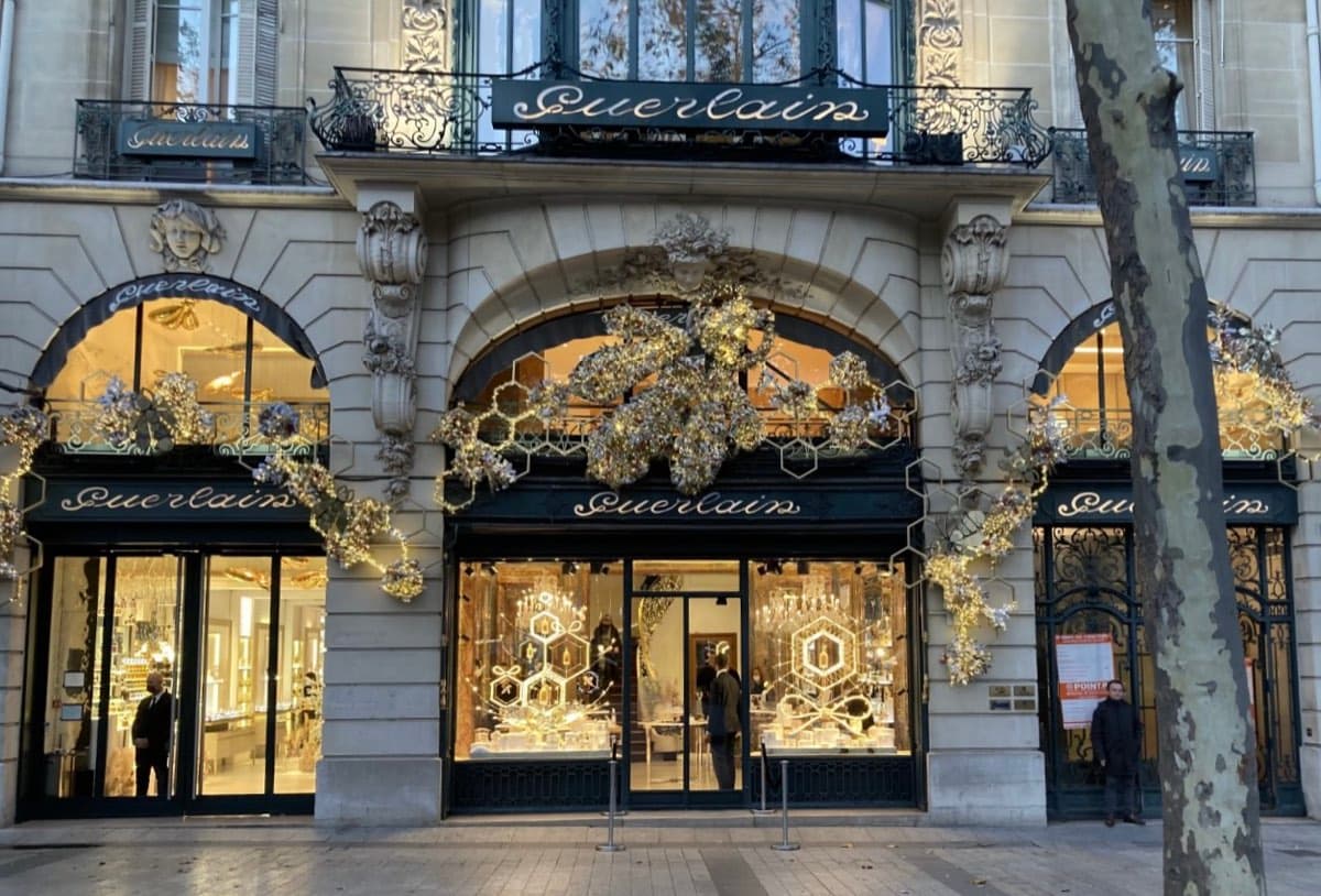 Vitrine de Noël de la boutique Guerlain
