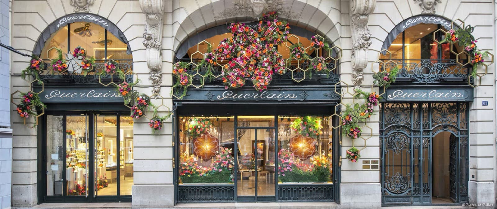 La devanture fleurie de la Maison Guerlain, 68 avenue des Champs-Élysées